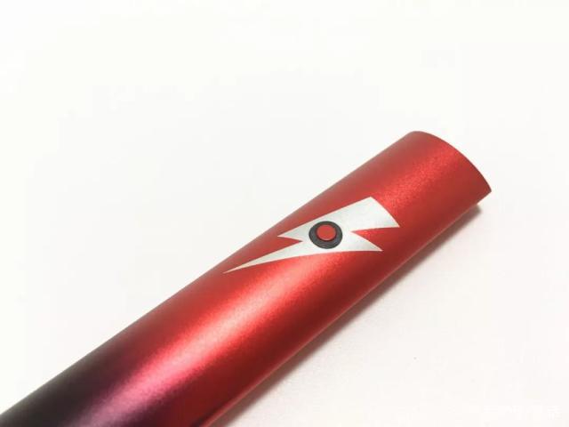 超炫酷的MOTI魔笛联合定制款——黑红烈焰电子烟