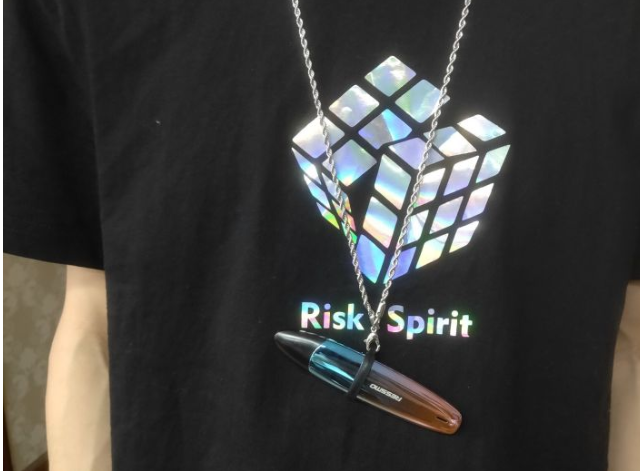 如何看待脖子上挂着电子烟逢人就吸一口的年轻人？