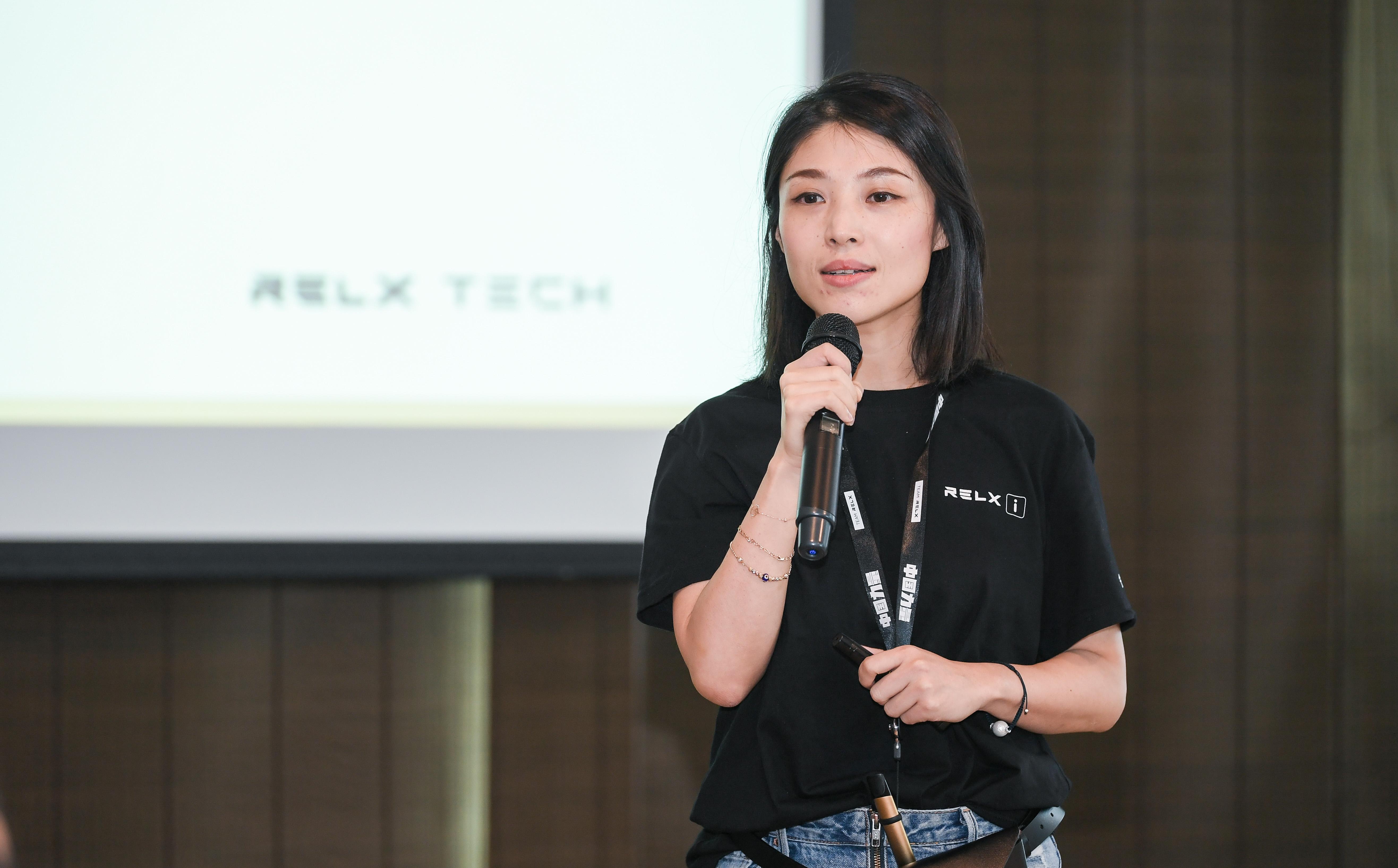 relx创始人汪莹抽烟吗？