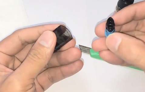 电子烟烟弹怎么加烟油？