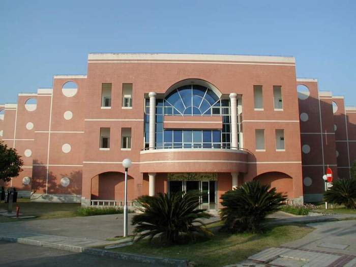 学校周边的超市卖电子烟违法吗？