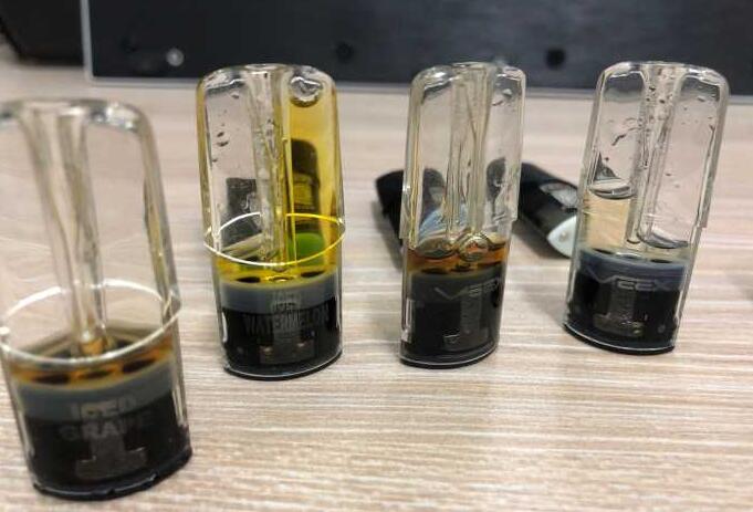 透明烟弹烟油发黄是什么原因？