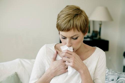 抽了电子烟喉咙痒咳嗽是什么原因？