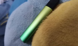 悦刻五代充好电但是一用就闪红灯？解决方法来了！