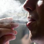 抽电子烟烧钱还是抽香烟烧钱？