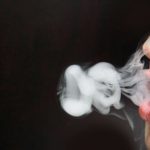 电子烟吐出去的烟有味道吗？
