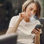 电子烟大烟和小烟的区别；大烟雾口感更细腻；小烟成本更低！